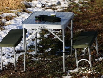 Skládací stolek s lavicemi Coleman: konečně pohodlné stravování, výroba montáží i deskové hry s parťáky
