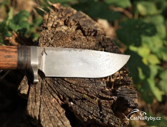 Nůž od Adama Kovaříka: dobře vyvážený damašek, který je radost nosit do přírody