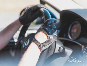 Řidičské rukavice Špongr: větší požitek z jízdy i neohmataný interiér