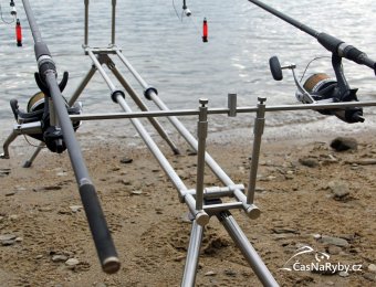 Barrier Pod od Anacondy je terénní Mercedes mezi konkurenčními stojany