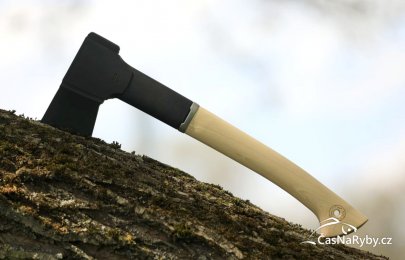 Sekera Fiskars Norden N10: opravdu parádní dříč na výpravy, kde se neobejdete bez dřeva