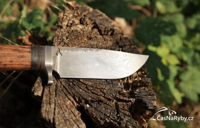 Nůž od Adama Kovaříka: dobře vyvážený damašek, který je radost nosit do přírody